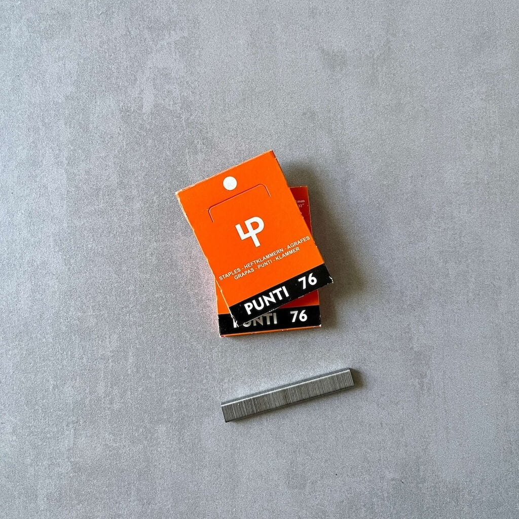 Ellipi Punti 76 staples in orange packaging on a gray surface
