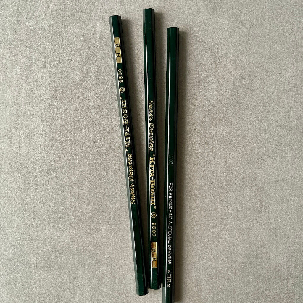 Kita-Boshi 9500 pencil set with two pencils on a gray background